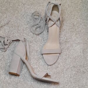 RAYE LIGHT Gray Suede Heels Size 8.5